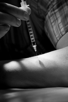 病人注射胰島素筆在手
