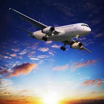 在夕陽的天空中的噴氣飛機(jī)。廣場(chǎng)組成。