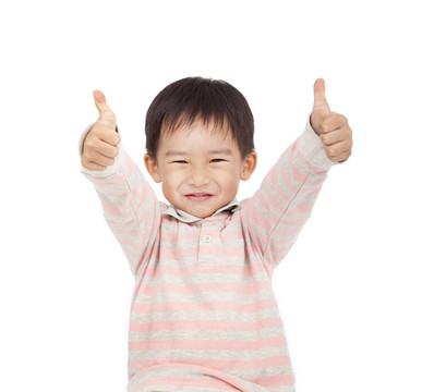 亞洲男孩給你豎起大拇指在白色背景上孤立