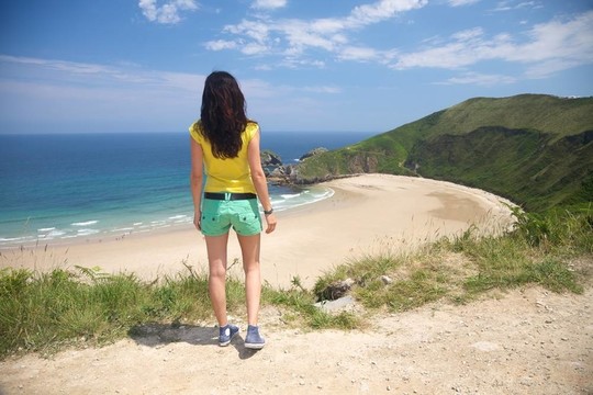 女人回到torimbia海灘