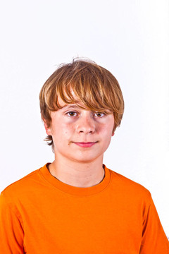 可爱的男孩与橙色衬衫的肖像