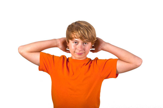 可愛(ài)的男孩，橙色的襯衫比劃著雙臂的肖像