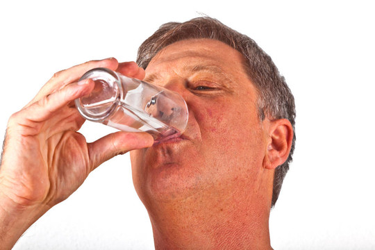 魅力男子飲用水肖像