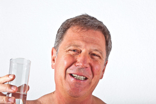 魅力男子飲用水肖像