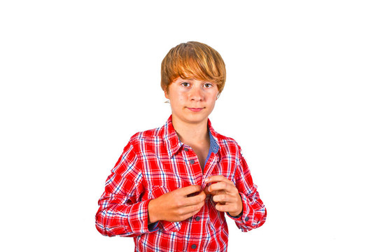 可愛的男孩與橙色襯衫的肖像