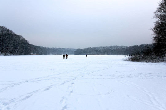 冰雪覆蓋的湖面