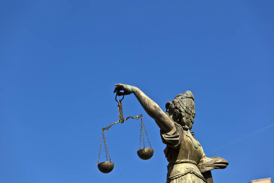 德國在法蘭克福的羅默女士前面司法正義的雕像