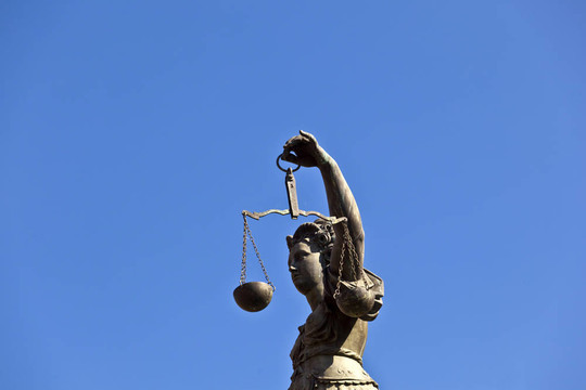德國在法蘭克福的羅默女士前面司法正義的雕像