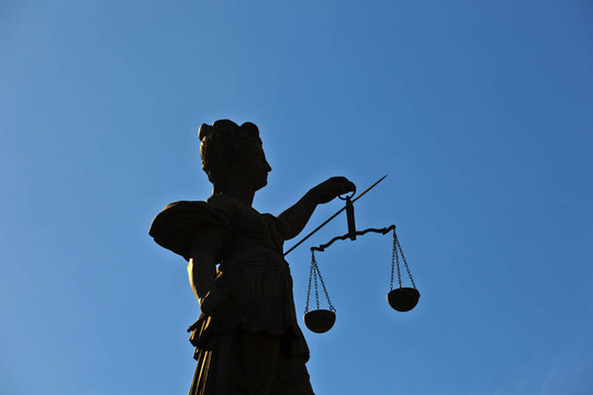 德國在法蘭克福的羅默女士前面司法正義的雕像