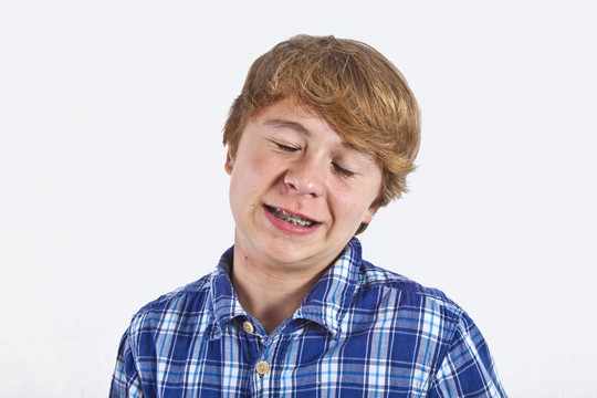 微笑的聰明的男孩在工作室