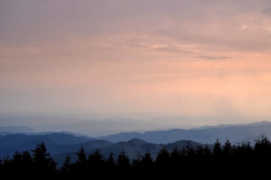 山峰的全景