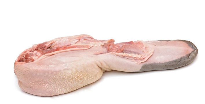 舌。在白色背景下分離的生肉食品