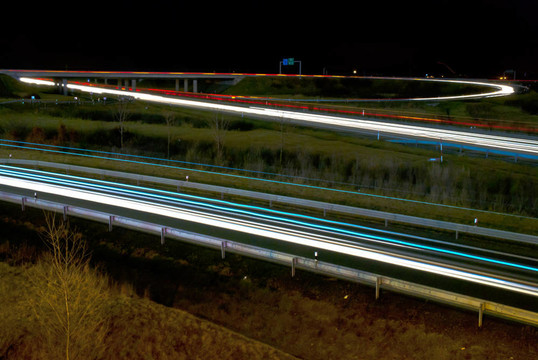 高速公路上的汽車模糊的燈光。高速公路交通夜景圖片。