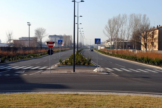 具有街道和道路標(biāo)志的城市景觀