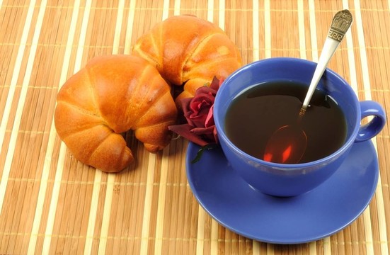 牛角包和玫瑰茶；