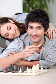 年輕夫婦下棋