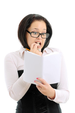 帶鉛筆和書的女人