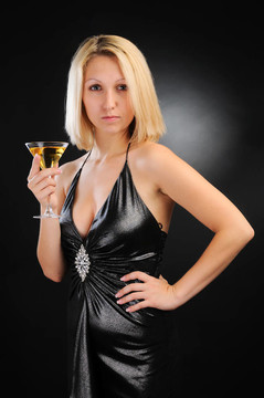 性感金發(fā)女郎站在酒杯