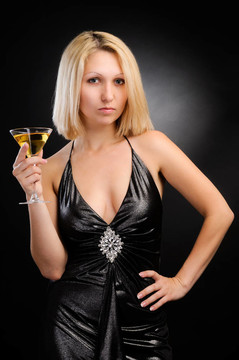 性感金發(fā)女郎站在酒杯