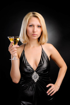 性感金發(fā)女郎站在酒杯