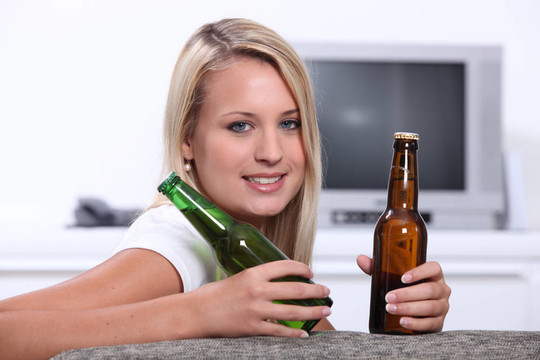 少女與啤酒瓶