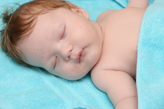 熟睡的嬰兒