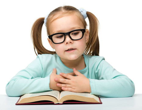 可愛的小女孩戴眼鏡看書