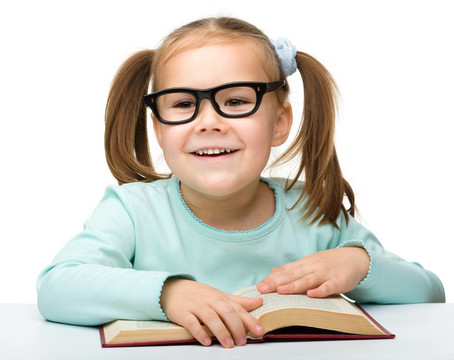 可愛的小女孩戴眼鏡看書