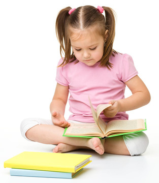可愛的小女孩讀一本書