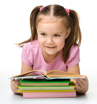 可愛的小女孩讀一本書