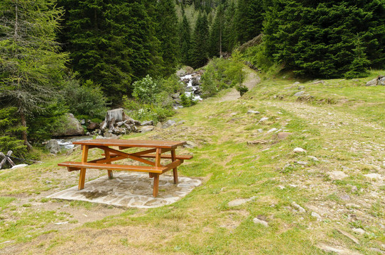 意大利阿爾卑斯山的野餐桌