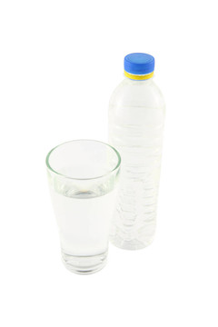 白底瓶裝水和玻璃飲用水。