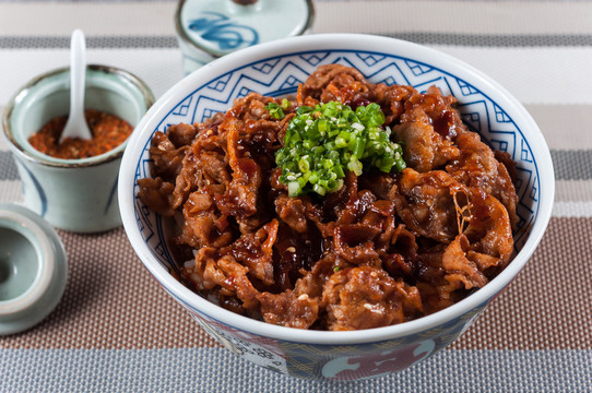 牛肉丼飯