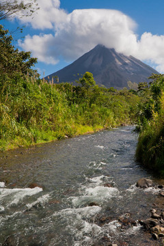 阿雷納爾火山
