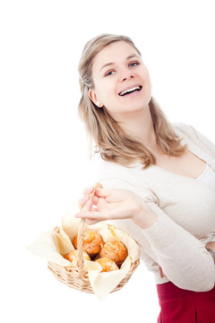 幸福的女人拿著籃子松餅