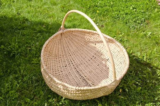柳條筐里的草綠色農(nóng)村手工工藝品