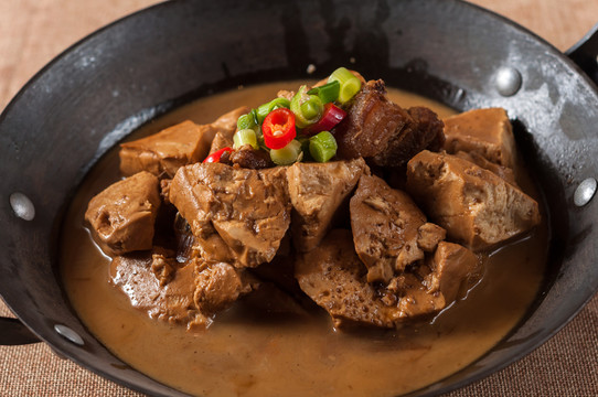 手磨豆腐燒土豬肉