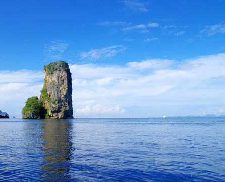 在甲米thsiland巖石和大海
