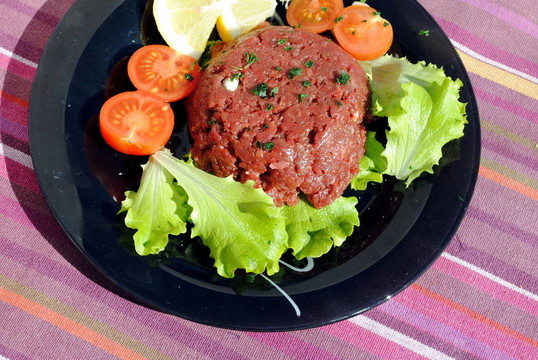 生牛肉與蔬菜在黑碟