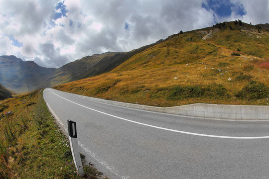 山谷。蜿蜒的道路