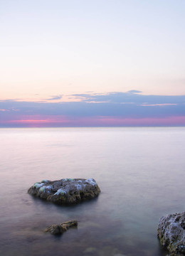 日落时的大海和岩石。