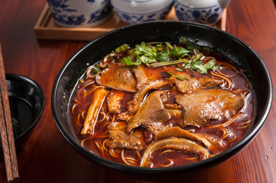 鹵香牛雜面