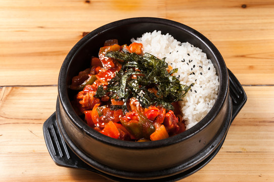 石鍋雞腿拌飯