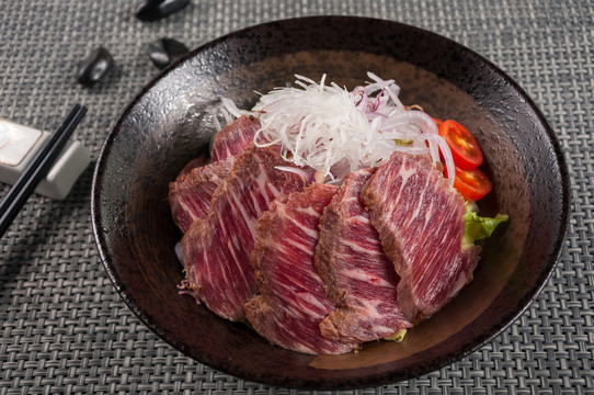 和風(fēng)牛肉刺身