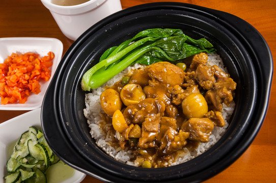 咖喱雞煲仔飯