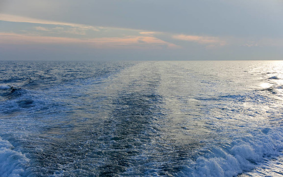 海面上的波浪