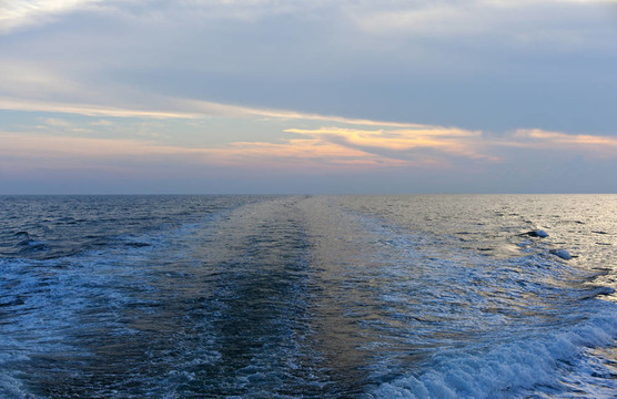 海面上的波浪