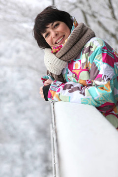 女人倚著雪覆蓋的窗臺