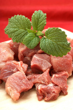 牛肉鮮切在木板上