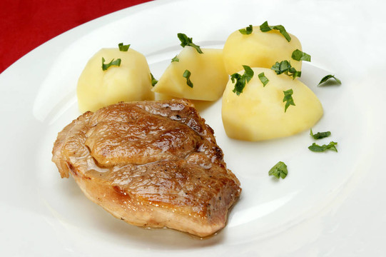 烤豬肉片和煮土豆